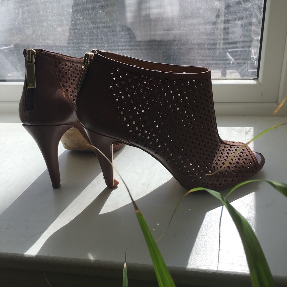 Banana Republic Camel peep toe bootie - sz 8